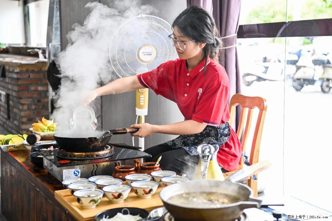 全网追的“扁担女孩”，找了一份暑假工，时薪12元 - 大庆生活资讯 - 大庆28生活网 dq.28life.com